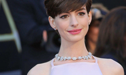 胸前凸凸的怎麼回事？ 女星的內建兩點糗服蒐集 珍妮佛安妮斯頓、金卡達夏、莎朗史東、妮琪希爾頓、蕾哈娜、安海瑟威