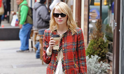 大剌剌美國甜心 艾瑪史東的無造作穿搭風格 艾瑪史東、安德魯加菲、美國甜心、穿搭、私服