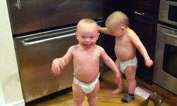 到底在答什麼？雙胞胎嬰兒語對話實錄    寶寶、影片、嬰兒、嬰兒語