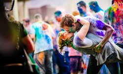 把城市變成狂野斑斕的七彩氛圍　一起去印度色彩節！    色彩節、印度、節慶、慶典、Holi Festival