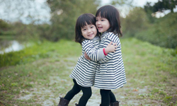 雙倍萌度一起給你！可愛雙胞姊妹蘋果vs.西打 雙胞胎、可愛、萌、蘿莉、蘋果西打、蘋果、西打