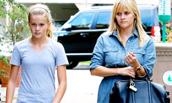 不愧是明星的種！完全複製爸媽基因的好萊塢星二代 星二代、Reese Witherspoon、Uma Thurman、母女臉、Julianne Moore