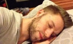 自導自演我最會？「北鼻趁我睡覺的時候偷拍我」落漆系列照 落漆、搞笑、自拍、抓包、