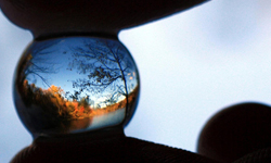 彈珠也可以搞藝術！魔幻彈珠倒影攝影    彈珠、攝影、倒影、Life Through a Marble、藝術