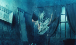 在頹圮中優雅漂浮  無重力系美少女攝影Zero Gravity 攝影、Zero Gravity、Nikolay Tikhomirov、、藝術