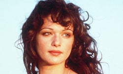 金髮妞做不到的古典美！好萊塢黑髮系女星特搜 黛咪摩爾、珍妮佛康娜莉、瑞秋懷茲、凱薩琳麗塔瓊斯