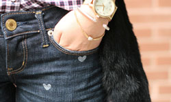 擺脫素色牛仔褲 DIY做出夏日印花吧！ 夏日、牛仔褲、塑膠彩、點點、DIY