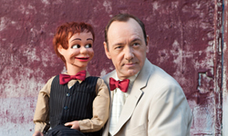 10分鐘極簡物語 3部凱文史貝西主演微電影 極簡、凱文史貝西、微電影、腹語術、信封、海盜、電影、Kevin Spacey、The Ventriloquist、Spirit Of A Denture、Envelope