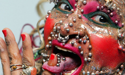 你有幾個洞？全世界身上最多洞的人穿有9000個體環！ 穿洞、體環、詭異、金氏世界紀錄、世界記錄