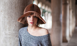 哥戴的是一種設計與幽默  木片層層疊帽子 帽子、木頭、木製帽子、設計、義大利、Tete de bois、藝術