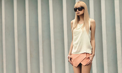 街拍剪貼簿：歐美系女孩必入手的不規則褲   不規則幾何口袋短褲、Asymmetrical Geometric Pockets Shorts、全白LOOK、三明治穿搭法