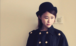 利用女孩都有的小圓裙  搭出一週不NG穿搭 Jasmine、小圓裙、棒球外套、馬汀靴、小圓帽、都市時尚、森林系、斗篷外套、平口上衣、垂墜感長裙、