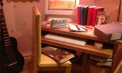 超小家具與吧檯 吉他裡的迷你世界好迷人 吉他、家具、吧檯、迷你、Lorraine Robinson