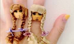 低頭看戒指時 詭異娃娃頭也在看你 戒指、詭異、娃娃頭