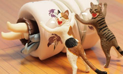 連進擊的巨人都幫你擋！貓咪可以為你擋死惡搞實錄 貓咪、扭蛋、手機座、奇譚俱樂部