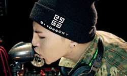 街拍剪貼簿：穿不起名牌那就惡搞它吧！明星也愛的潮牌惡搞Tee Hermès、CÉLINE、Gucci、CHANEL、YSL