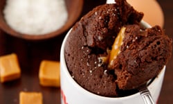 美食輕鬆做：微波5分鐘就能上桌的焦糖巧克力馬芬蛋糕  焦糖、巧克力、馬芬、蛋糕、杯子