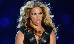 天啊不要拍啦！　歌手唱歌時的醜表情 Miley Cyrus 、 Lady gaga 、 Pink、 Nicki Minaj 、 Lea Michele 