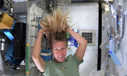 太空人該如何洗頭？奇妙的無重力紀實影片 太空人、太空、無重力、太空生活、奇妙、盥洗、紀實、影片、洗頭、洗頭髮、頭髮、小知識、知識、驚奇