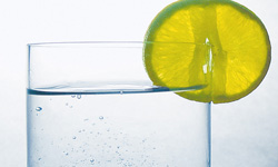 早晨的生命之水！喝檸檬水的十個理由    檸檬、維他命C、代謝、健康、鹼性