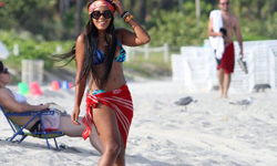 東遮西遮不如這樣遮！比基尼超實用多樣穿搭法 比基尼、穿搭、海灘、夏天、牛仔