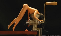 芭比想不開了！自殺芭比攝影集 芭比、自殺、攝影、Roberto Roseano、藝術