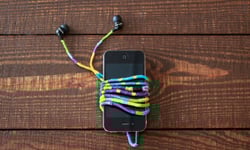 纏繞手中的夢幻色彩  DIY繽紛耳機線 耳機、夢幻、DIY、衝浪、手機