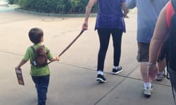 國外都這樣遛小孩？寵物小孩傻傻分不清楚    兒童、安全繩、遛