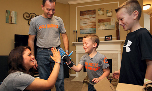 瞬間變成班上風雲人物！可愛男童得義肢樂陶陶 可愛、男童、3D列印、好心人、慈善單位、開懷、不開心、自卑、擊掌、風雲人物、美國、德州、幼稚園