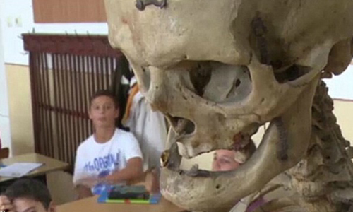 永不離開他的學生...校長死後白骨掛教室任人摸 教師、校長、小學、師恩、生物課