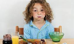 冰島小孩起床先乾一杯魚油？世界各地小朋友的早餐攝影集 世界各地、早餐、食物、小孩、攝影