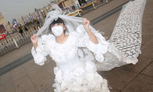 用999個口罩取代玫瑰  在大陸結婚穿這件婚紗卡好 Kong Ning、北京、霾害、空氣汙染、北京展覽館
