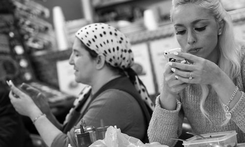 口頭對話滅絕的時代到來？！手機成癮警世攝影集 智慧型手機、Babycakes Romero、The Death Of Conversation、低頭族、重度成癮者、生活、溝通、語言、死亡、障礙、社會、藝術