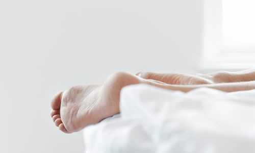 為什麼睡覺時腳會抖一下？醫師來解惑！ 健康醫療網、神經內科、不寧腿症候群、睡眠不穩定、多巴胺促進劑、淺層睡眠、深層睡眠、壓力大、緊張