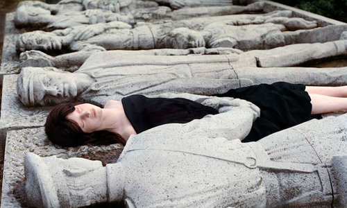 完全不怕被當怪咖！藝術家與冰冷雕像的趣味互動人生 Monumental Misconceptions、Liane Lang、藝術、雕像、互動、趣味、裝置、幽默、藝術