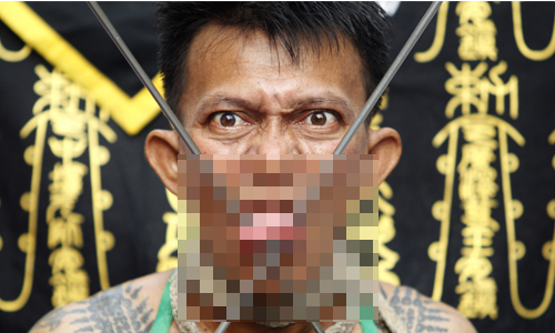 不殺生卻血流成河　泰國「九把刀」血慶素食節 泰國、素食節、不殺生、插刀、臉頰、刀、利刃、流血、受傷、血腥、神功護體、無所懼、勇敢、慶典、慶祝、一年一度、善、恐怖、駭人、送醫急救、痛