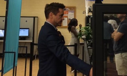 妞快報：鋼鐵人開車也需要駕照？！小勞勃道尼驚呆工作人員 妞快報、小勞勃道尼、駕照、大頭照