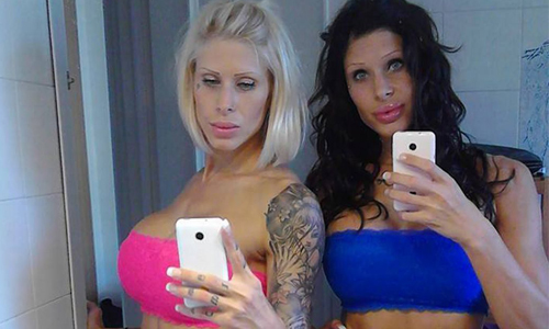 豪擲千金換巨乳！女雙胞攜手整成充氣娃娃 瑞典、姊妹、雙胞胎、感情好、形影不離、夢想、手術、整容、隆乳、進廠維修、攜手、健身、共用、充氣娃娃、人造美、滿意、忌妒