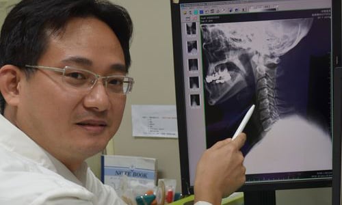 滑手機記得休息！研究顯示低頭姿勢恐導致頸椎退化 健康醫療網、滑手機、脊椎、退化、老人