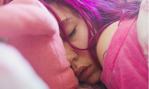 你是我的粉紅蕾絲邊！女同志眼中親密女友的唯美攝影  Laurence Philomene、Luna、蕾絲邊、女女戀、粉紅、戀人、情侶、夢幻、攝影、藝術、同性戀、甜蜜、性別認同、藝術