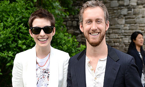 妞快報：拉老公一起出糗 傻妞安海瑟薇自爆人生中最尷尬的事情是… 妞快報、安海瑟薇、出糗、尷尬