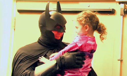 比打擊犯罪還重要！特警化身超級英雄探望病童 超級英雄、復仇者聯盟、醫院、生病、小孩