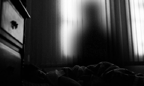 為甚麼貓一直盯著牆角看…10件夜間小事逼瘋不敢獨處的你 膽小、怕鬼、一個人、夜歸、獨處