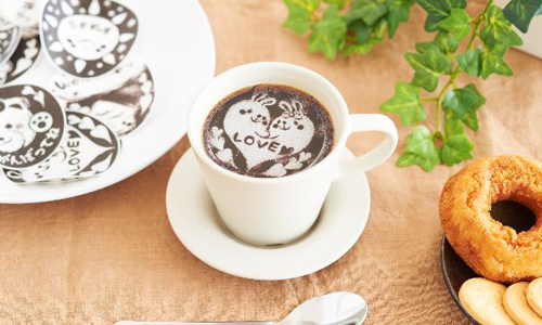 不用練就有神拉花！手殘也能一秒變出可愛拉花的秘密是... Deco Latte Sheets、Takara Tomy、咖啡、拉花、懶懶熊、史努比、拿鐵、療癒、可愛、懶人、奶泡