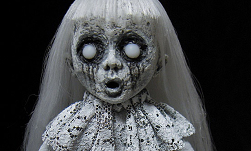 妹妹背的是娃娃嗎…6種絕對讓你噩夢連連的獵奇玩偶 獵奇、娃娃、洋娃娃、玩偶、獵奇妞、詭異、噁心