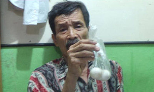 人類也能下蛋？印尼男腹痛按摩後產蛋 印尼、生雞蛋、下蛋、男子、奇人、腹痛、神奇、檢查、肛門、按摩、驚訝、嘖嘖稱奇、酷、訪問、下蛋經驗