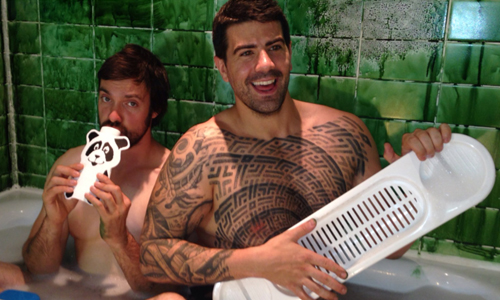 給爸媽最好的禮物是？鬍子兄弟模仿童年照片「彩衣娛親」  模仿、童年、攝影、相片、紀念、兄弟、禮物、可愛、父母