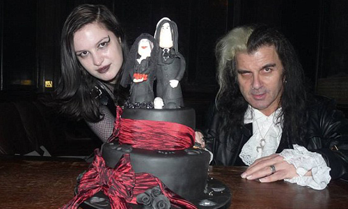 愛你就是狂吸你的血！吸血鬼夫妻一週互飲彼此鮮血兩次 吸血鬼、夫婦、暮光之城、一週、吸血、2次、互飲、對方、早上、睡覺、夜行、正常、怪物、歧視、害怕、英國、中年、 Vanian、 Ethereal Dark