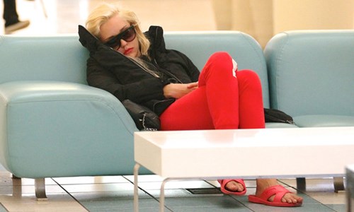 妞快報：足球尤物變無業遊民？亞曼達拜恩斯佔賣場沙發睡翻 妞快報、亞曼達拜恩斯、足球尤物、無業遊民、沙發