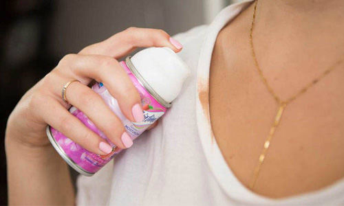 衣服沾到粉底怎麼辦？11個衣物秘技讓你的生活更輕鬆 秘技、粉底、口紅、異味、冰箱